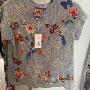 NWT Johnny was Jailyn relaxes embroidered tee